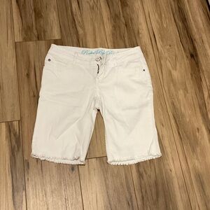 2C - White Women Shorts Size 3